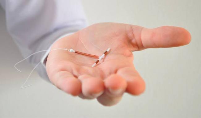 Insero de Diu e implanon